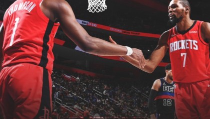 爱游戏官网-正负值最高二人组！火箭赢球海报：封面为杜兰特+阿门击掌瞬间
