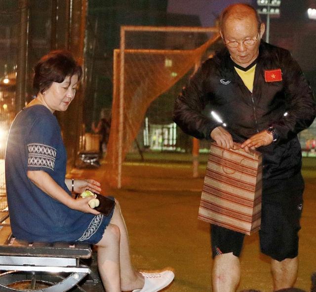 1626748371462010899.jpg 0720-朴恒绪与夫人已返回韩国奔丧.jpg